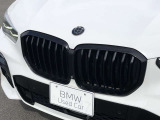 左右のキドニー・グリルの中心にはBMWのエンブレムが鎮座し、個性を放つデザイン性を兼ね備えました。