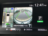 後方の映像に加え、車両周囲の様子も画面で確認できます。ガイド線を目安にしながら駐車位置を調整でき、駐車場での後退時や周辺の安全確認をサポートする装備です。