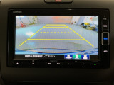 リバースギアに入れるだけで後方の表示へ切り替わります。夜間や雨の日の駐車も楽になりますよ。