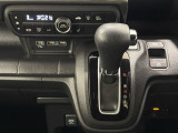 CVT車のセレクトレバーです。低速から高速まで、変速ショックのないスムーズな走りを実現するとともに、エンジン効率のよい領域を維持することで燃費にも貢献します。