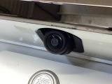 車の後方に小型カメラが付いておりバックする際の後方の様子をモニター上に表示します。