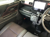 広々とした視界で運転も快適。勿論、安心、安全なSRSエアバックシステム運転席&助手席付