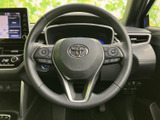 手元には複数のスイッチがまとまり、運転姿勢を保ちながら使える便利な装備です。中央のホーンと合わせて、運転中に必要な機能へ手を伸ばしやすい配置です。