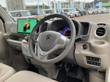 運転席まわりはメーターやスイッチ類が視界に収まり、前方を確認しながら運転に集中しやすい配置です。明るい色調の内装と広い窓で、日常の移動も落ち着いて過ごせます。