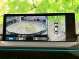 車両後方の映像に加え、周囲を上から見た映像も表示され、駐車時の確認に役立ちます。画面のガイドを目安に、周囲の状況を確かめながら操作できます。