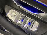 運転席ドアトリムには窓の一括コントローラーと電動ドアミラーのコントローラーが装備。