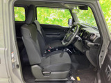 運転席と助手席には、身体を支える形状のシートが並び、落ち着いて座れる空間です。大きな窓から周囲を確認しやすく、前席から後席まで見渡せる開放感も感じていただけます。