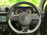握りやすい形状のステアリングに複数のスイッチがまとまり、運転姿勢を保ちながら手元で各種操作を行えます。メーターや画面との位置関係も分かりやすく、毎日の運転で活用できます。