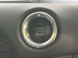 エンジンの始動と停止を行うプッシュボタンを備えています。ボタンの表示が明快で、乗車後に操作箇所を見つけやすいのもポイント。毎日の乗り始めを手軽にサポートします。