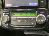 【オートエアコン】一度お好みの温度に設定すれば、車内の温度を検知し風量や温度を自動で調整。暑い&hellip;寒い&hellip;と何度もスイッチ操作をする必要はありません。快適な車内空間には必須の機能ですね♪