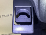 【ドリンクホルダー】二人のちょうど中間に位置する、使い勝手の良いスポット。パッと手に取れる位置にあるから、運転を邪魔せず水分補給ができます。