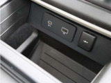USBポートや小物入れも使いやすく配置されています。
