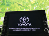 中央の大画面と左右に配置された操作部で、表示を確認しやすいレイアウトです。画面には安全運転に関する案内も表示され、出発前の確認にも役立ちます。