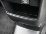 ◆センターロアボックス◆インパネ中央の下部には、ごみ箱としても使用する事ができるセンターロアボックスを装備しております。