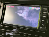 テレビ番組を画面で視聴でき、停車中の待ち時間などにも活用いただけます。映像を楽しみたい場面にうれしい装備で、音声や画面の操作は表示に沿って確認しやすい構成です。