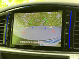 画面には車両後方の映像と目安となるガイドラインが表示され、駐車時に後ろの状況を確認する助けになります。周辺の安全にも目を配りながら、落ち着いて操作できます。