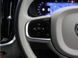 前方車を自動追従するアダプティブクルーズコントロールに加え、ステアリング操舵も行う進化型クルーズ『パイロットアシスト』を搭載。車体を車線内へと適正に維持しつつ先行車を忠実に追従します。