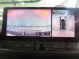 上から見下ろしているような映像で駐車をサポートするアラウンドビューモニターと、安心のバックモニター付き!ナビの画面にカメラ映像がしっかり表示されるので、駐車が苦手な方でも安心して車庫入れができますよ♪