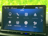 ホーム画面にナビや電話、スマートフォン連携などの項目が並び、目的の機能を選びやすい構成です。日々の移動中も必要な情報へアクセスしやすく、便利にお使いいただけます。