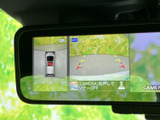 後方の映像に加えて車両周囲を上から見た表示も確認でき、駐車時の周囲確認をサポートします。ガイドラインも表示されるため、駐車スペースへ車を寄せる際の目安として便利です。