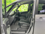 前席は見晴らしがよく、フロントまわりを見渡しやすい運転席と助手席の配置です。シートは身体を預けやすい形状で、足元にもゆとりがあり、毎日の移動を快適に支えます。