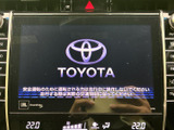 中央の画面と周辺のスイッチがまとまり、必要な表示を確認しやすいレイアウトです。空調の温度表示も目に入りやすく、運転中も視線移動を抑えて操作しやすい配置です。