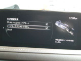 車線を踏み越えそうな時、危険をドライバーに警告し、走行位置を車線内に戻すよう、ステアリング操作をアシストします。