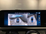【全方位型モニター】クルマを上空から見下ろしているかのように、直感的に周囲の状況を把握できる全方位型モニター。狭い場所での駐車でも周囲が映像で確認できます。
