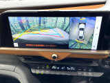 【パノラミックビューモニター】専用のカメラにより、上から見下ろしたような視点で360度クルマの周囲を確認することができます☆死角部分も確認しやすく、狭い場所での切り返しや駐車もスムーズに行えます。