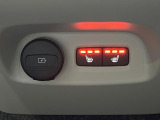 【リア・シートヒーター】寒い日に重宝するシートヒーターが後席にも装備。後席シートでもリビングルームのような快適さを実現しています。こんなところにもボルボのクルマ作りにおけるこだわりが感じられます。
