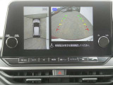 全周囲カメラで、クルマを上空から見下ろしているかのような映像を映し出します。周囲の状況がひと目でわかります!