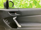 ドア内張りには窓の操作スイッチやドアハンドルがまとまり、運転席から手の届きやすい配置です。窓越しに外の様子も確認でき、日々の乗り降りに便利です。