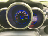 速度計や各種表示をひと目で確認しやすい配置で、運転中の情報把握をサポートします。必要な表示がまとまり、日常の運転でも確認しやすいメーターまわりです。