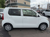 右側面のシルエットをしっかり確認。ドア面の通りや装備、日常で気になる小キズもチェックしやすい。