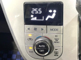 【オートエアコン】一度お好みの温度に設定すれば、車内の温度を検知し風量や温度を自動で調整。暑い&hellip;寒い&hellip;と何度もスイッチ操作をする必要はありません。快適な車内空間には必須の機能ですね♪