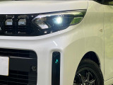 【LEDヘッドライト】悪天候や夜間走行時も良好な視界を確保し安心して運転できる高輝度LEDヘッドライトを装備!点灯速度が早く、消費電力も抑えられています。