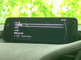 ソース一覧には交通情報やFM、AM、Bluetooth、USBなどが表示され、利用したい音源を選びやすい画面構成です。項目が並んでいるため、日常の用途に合わせて切り替えられます。