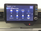 HondaCONNECT対応の便利なナビディスプレー。お持ちのスマートフォンと連携して、ナビやBluetoothでの音楽再生が可能です。デザインはもちろん、操作性も良好です。