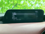交通情報やFM、AM、Bluetooth、USBなどの選択肢が一覧で表示され、好みに応じた音源選びに便利です。停車中にはテレビなどの映像を視聴でき、車内での待ち時間も過ごしやすくなります。