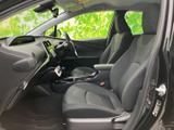 前席まわりは運転席と助手席が並び、前方の視界も広く開けています。シートからセンター部分までまとまりのある配置で、乗り降り後も自然に過ごせます。