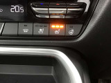 運転席、助手席シートヒーター付きで寒い朝もあったかです。