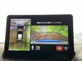 後方映像に加えて車両周囲の状況も画面で確認でき、駐車時や狭い場所での取り回しをサポートします。表示されるガイドを目安にしながら、周囲を直接確認して慎重に操作いただけます。