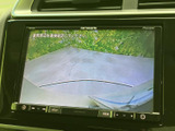 車両後方の映像をモニターで確認でき、駐車時や後退時の周囲確認をサポートします。目視とあわせて状況を把握しやすく、駐車が苦手な方にも心強い装備です。