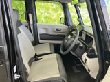 明るい色合いのシートと広めの窓で、運転席まわりは開放感のある空間です。前方や横方向を見渡しやすく、乗り降りの際にもゆとりを感じられる室内。毎日の移動を心地よく支えます。