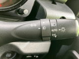 レバー上の表示で各操作の位置を確認しやすく、運転姿勢から手を伸ばして扱える配置です。走行中も必要な操作を手元で行いやすく、視線を大きく外さずに使える装備です。