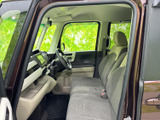 運転席から前方を見渡しやすく、明るい室内で落ち着いて過ごせます。座面はゆったりとした印象で、助手席との距離感もほどよく、毎日の移動に使いやすい空間です。