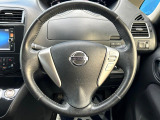 インテリアに合わせたデザインのステアリングは、運転される方のことも考え、運転しやすい形状、大きさです。是非一度、実際に触ってお確かめください。