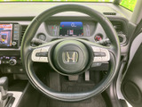 運転席から手を大きく離さずに扱えるスイッチを備え、各種操作を手元にまとめた構成です。握った際にも表示を確認しやすく、日々の運転をサポートする装備です。