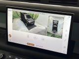 サラウンドカメラ(360&deg;カメラ) 車載のカメラを駆使し、車を真上から見下ろしている映像に変換、センターディスプレイに表示させ、安全な駐車をサポート。縦列駐車や狭い場所への駐車に大きく役立ちます。