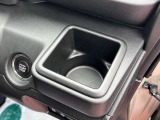 運転席ハンドルの右側にもドリンクホルダーがございます!お飲み物だけではなく、携帯電話なども置けますね♪